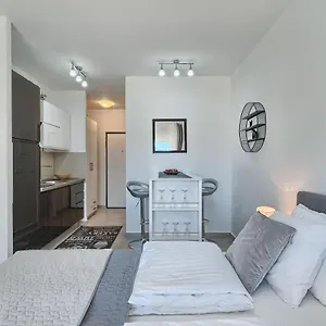https://modern-apartments-with-sea-view-150-meters-to-beach.hotels-in-trogir.com